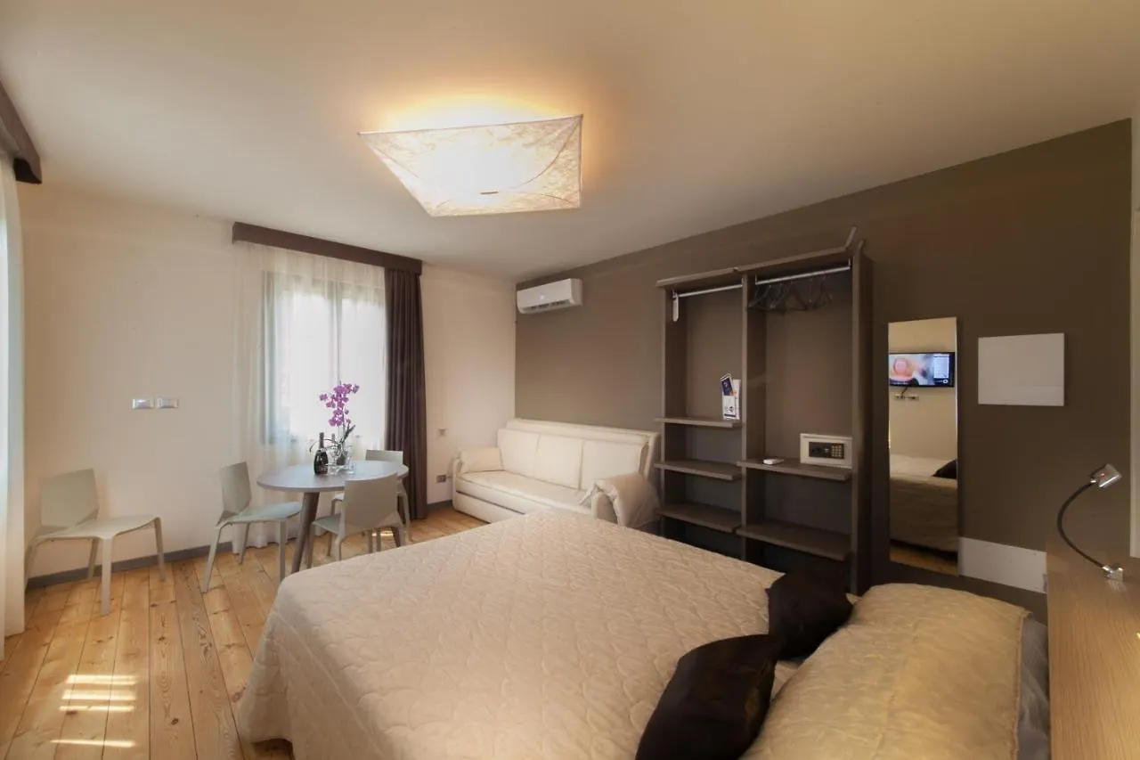 International Rooms & Apartments 西尔米奥奈