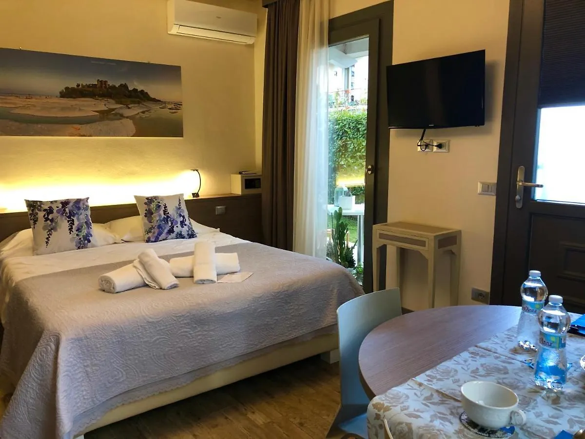 סירמיונה International Rooms & Apartments 0*,